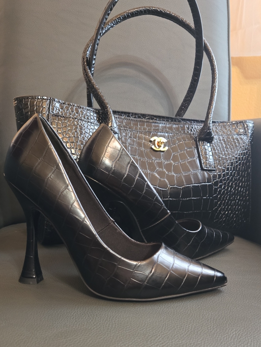 Classy Pointed Toe Heel Pumps in Black Crocodile Embossed - Picture 11 of 11